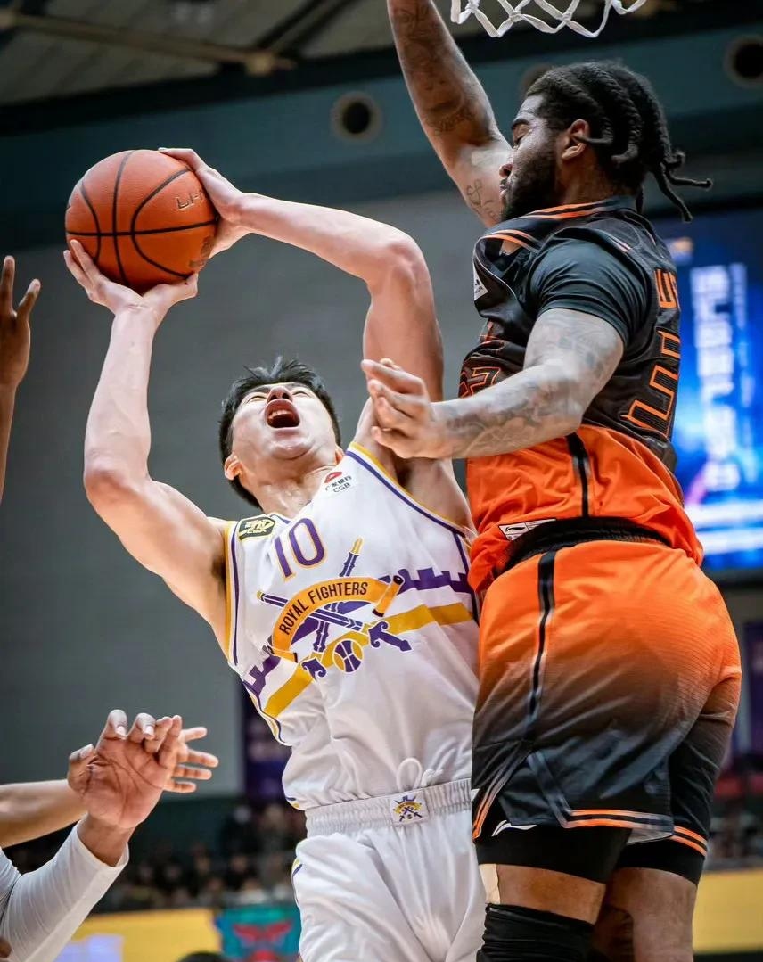 裁判执法!多次争议判罚让场外情绪激动 裁判执法!多次争议判罚让场外情绪激动