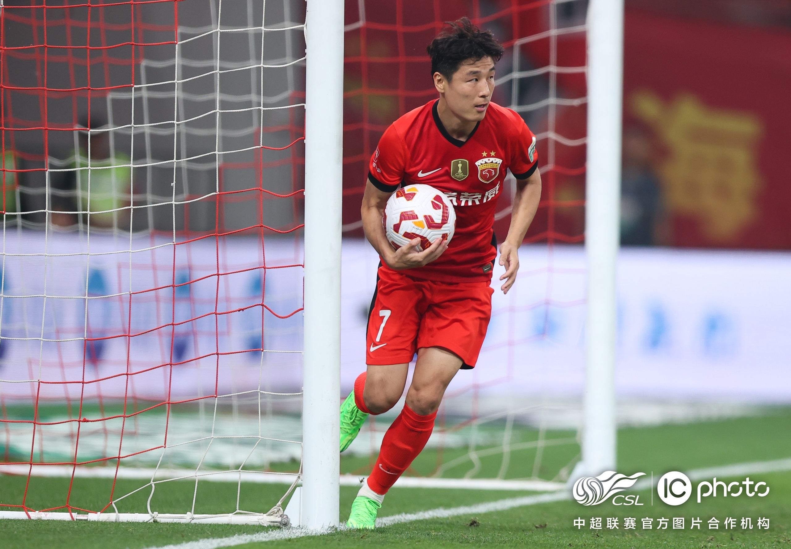 比赛上半场结束时对手领先一步,球队力求反击 比赛上半场结束时对手领先一步,球队力求反击