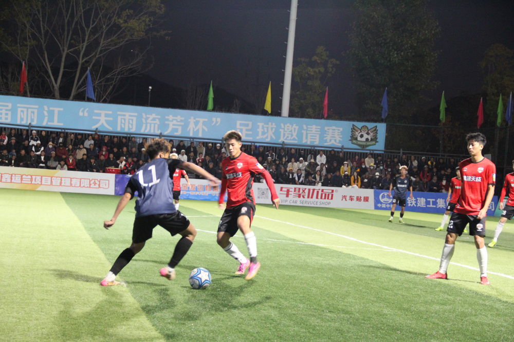 精准传球展现团队默契,助球队赢得胜利 精准传球展现团队默契,助球队赢得胜利