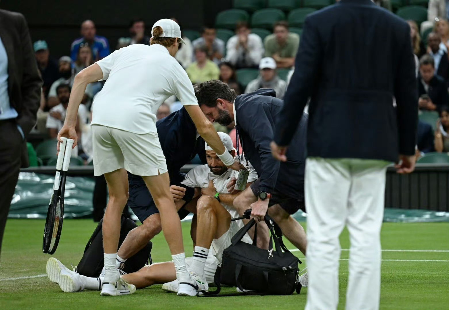 包含英国网球队爆冷德国网球队，纳达尔统治全场的词条