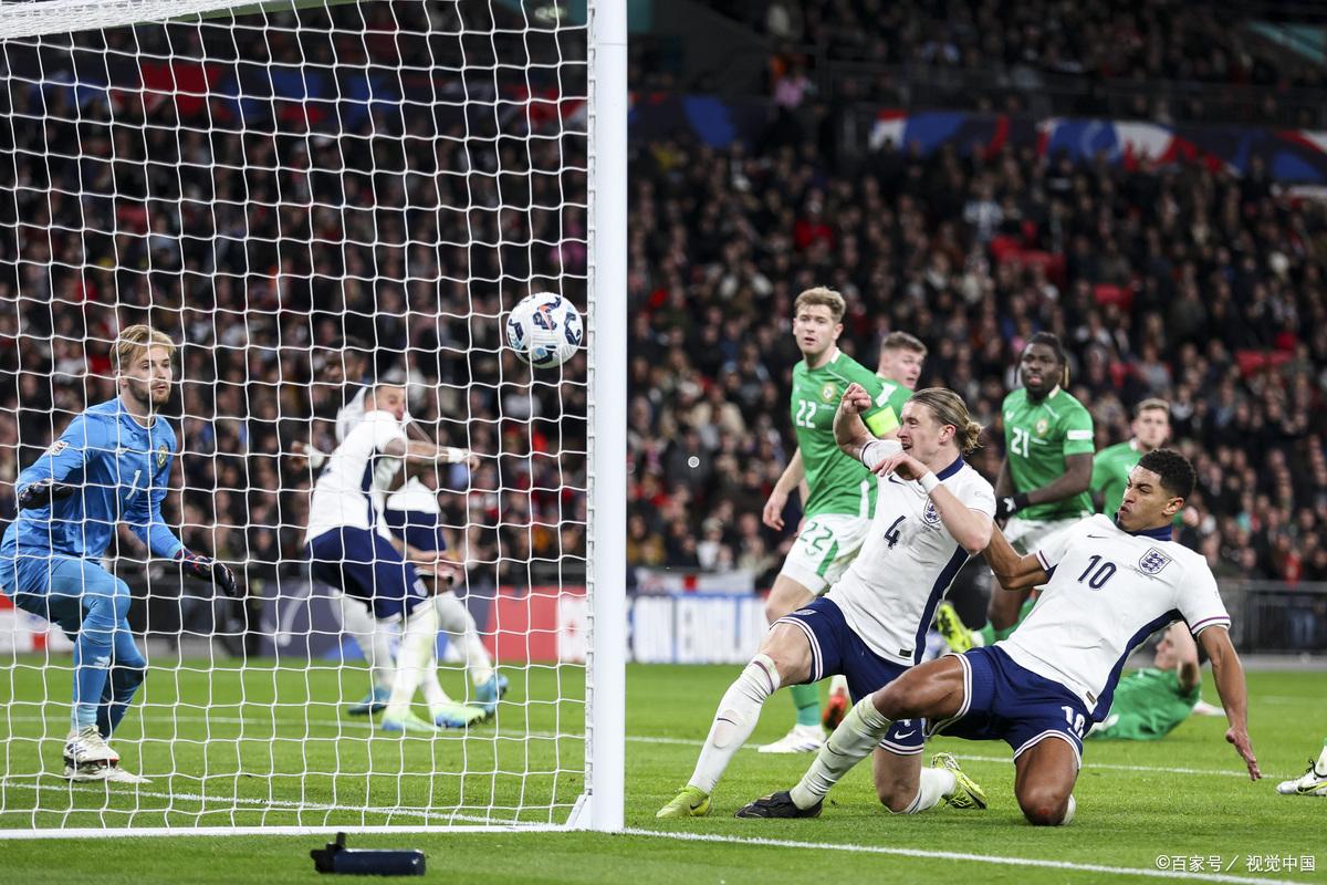 包含沃尔夫斯堡门将接受手术缺席数周的词条