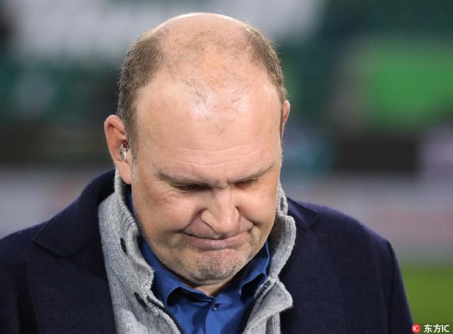 包含沃尔夫斯堡门将接受手术缺席数周的词条