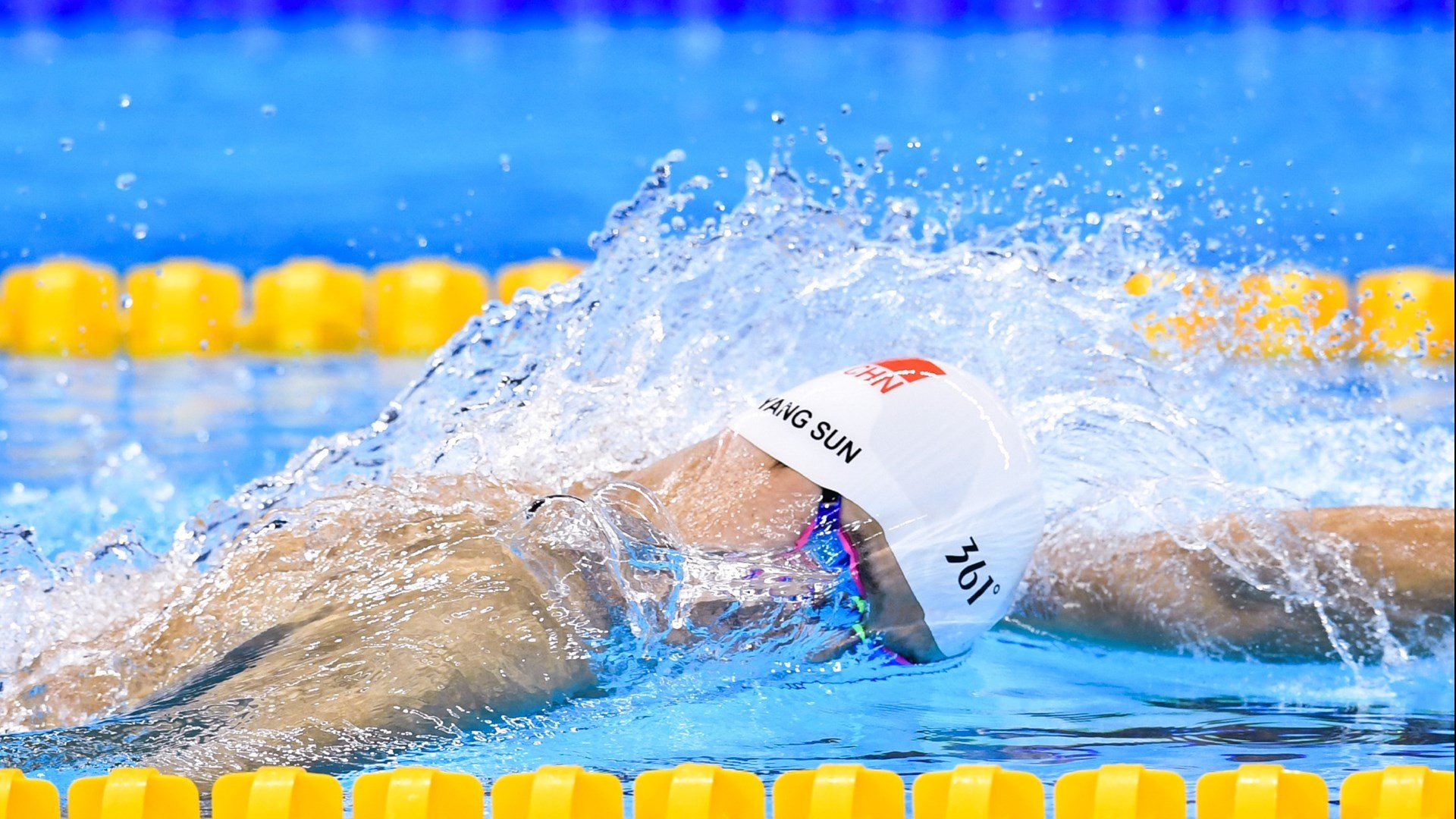 范弗利特爆发助76人速胜北京队，展现NBA与CBA的差距